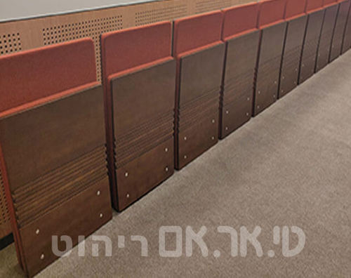 חדר ישיבה עם כסאות מתקפלות