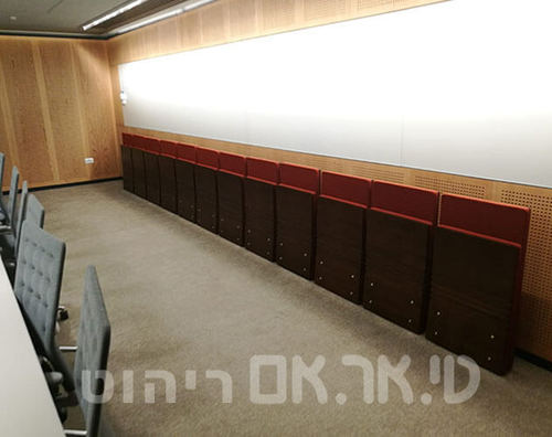 חדר ישיבה עם כסאות מתקפלות לקיר