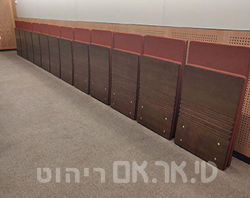 חדר ישיבה עם כסאות  jumpseatמתקפלות