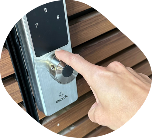 ELOCK WIZE PRO מנעול חכם עם נעילת בריחים אוטומטית המשלב אפליקציה, טביעת אצבע, קוד אישי, צ'יפ קירבה ומפתח
