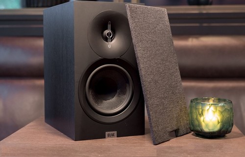 זוג רמקולים מדפיים מבית ELAC מסדרת DEBUT 3.0 החדשה דגם DB53