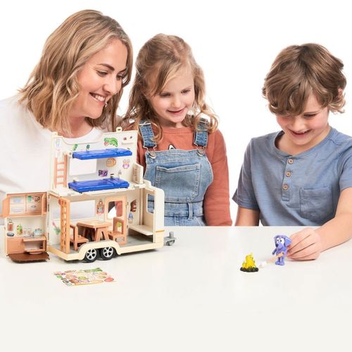 קרוואן קמפינג גדול עם שלל דמויות ואביזרים