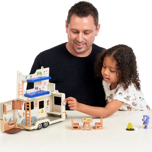 קרוואן קמפינג גדול עם שלל דמויות ואביזרים