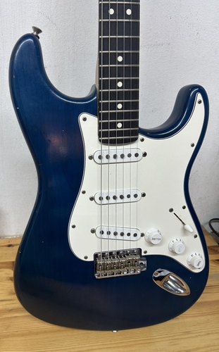 ***נמכרה*** גיטרה חשמלית משומשת Fender Stratocaster Highway One