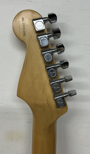 ***נמכרה*** גיטרה חשמלית משומשת Fender Stratocaster Highway One