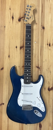 ***נמכרה*** גיטרה חשמלית משומשת Fender Stratocaster Highway One