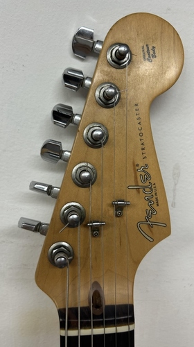 ***נמכרה*** גיטרה חשמלית משומשת Fender Stratocaster Highway One