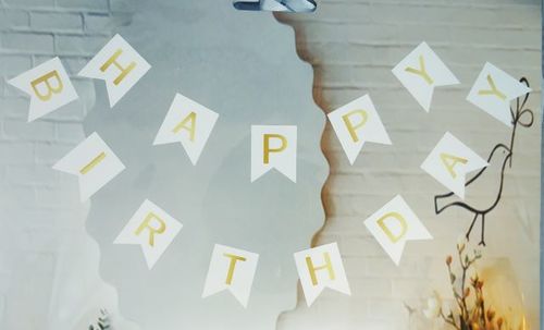 שרשרת קישוט דגלים מנייר ליום הולדת HAPPY BIRTHDAY, צבע לבן, אותיות זהב