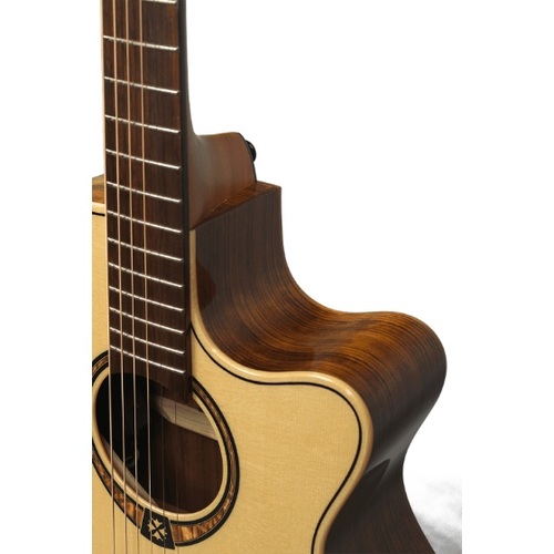זוית נוספת Lag TRAMONTANE 318 - AUDITORIUM Cutaway Electro