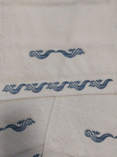 מגבת גניפר לבן רקמה כחולה