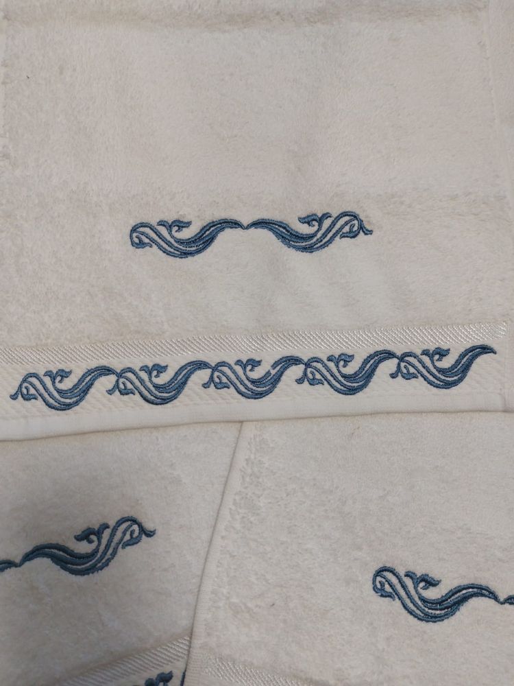 מגבת גניפר לבן רקמה כחולה