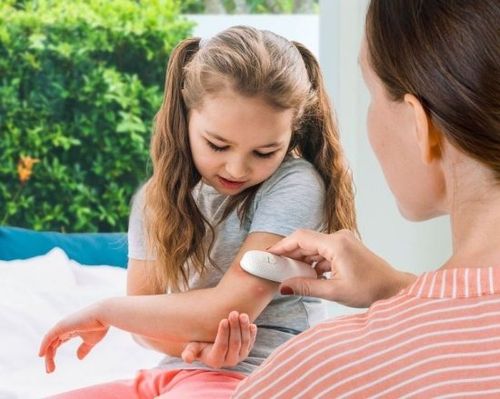 מכשיר אלקטרוני להקלה במקרה של עקיצות יתושים, דבורים וחרקים אחרים תוך 3-5 שניות