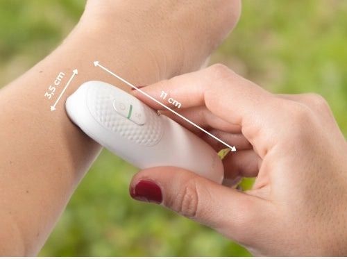 מכשיר אלקטרוני להקלה במקרה של עקיצות יתושים, דבורים וחרקים אחרים תוך 3-5 שניות