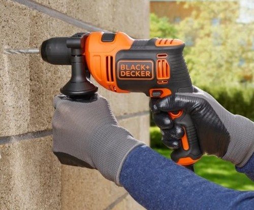 מקדחה חוטית וסט אביזרים Black+Decker BEH710SA32-QS 710W