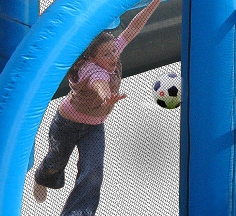 מתקן מתנפח מגרש כדורגל כדורסל וכדורעף Happy Hop דגם 9072