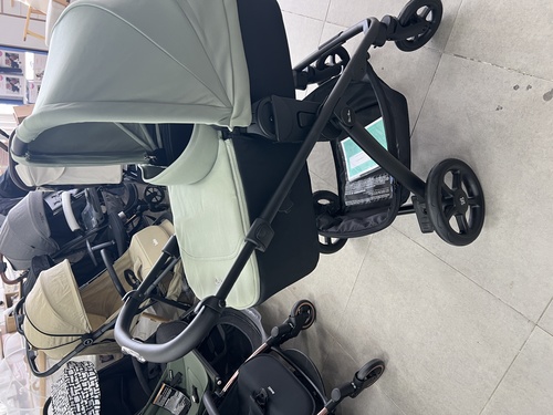 עגלה משולבת אמבטיה+ טיולון מבית סילבר קרוס צבע מרכב: שחור  ריפוד: Tide ירוק Sage