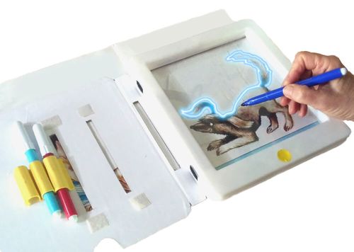 מדליק בקליק מפרץ ההרפתקאות - לוח ציור רב-פעילות עם תאורת לד וטושים, כולל כיסוי שהוא גם סטנד שולחני 