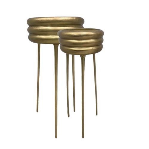 ואזה סטנד ריצפה גבוה מוזהב.