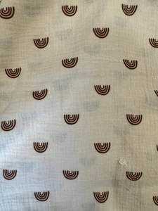טטרה קשתות חומות על רקע שמנת