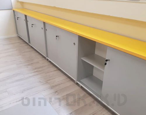 ארונית עם דלת הזזה