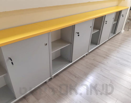 ארונית משרדית עם דלת הזזה
