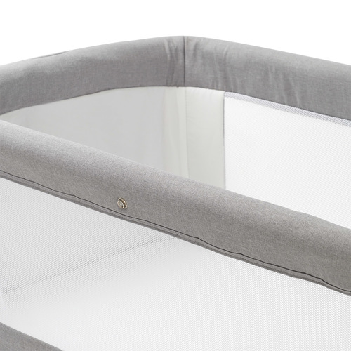 עריסה נצמדת למיטת הורים דאלאס עם מזרן, כילה, משטח אחסון ואפשרות חיבור לגלגלים - אפור