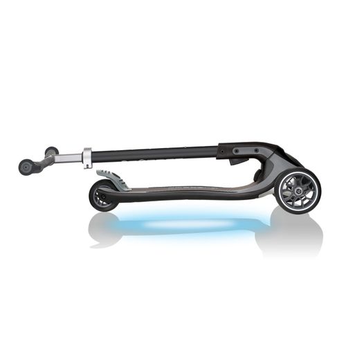 קורקינט לילדים ונוער אולטימום ULTIMUM Lights עם כיוונון היגוי ומשטח עמידה מאיר - שחור