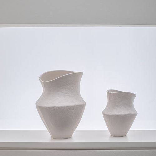 ואזה מתכת פורסט בצבע לבן.