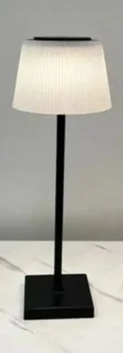 מנורת שולחן דקורטיבית נטענת.