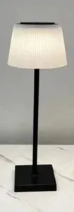 מנורת שולחן דקורטיבית נטענת.