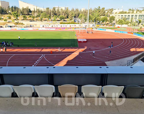 שולחנות עיתונאים באיצטדיון אתלטיקה בירושלים