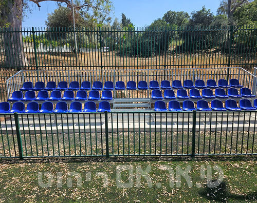 טריבונה ל-100 מושבים
