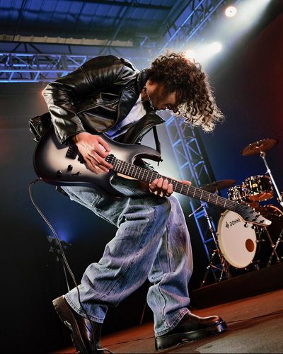 גיטרה חשמלית EC6737 DMT100 עם מוצרים נלווים Donner Solid Body Electric Guitar בצבע שחור לבן מבית DONNER