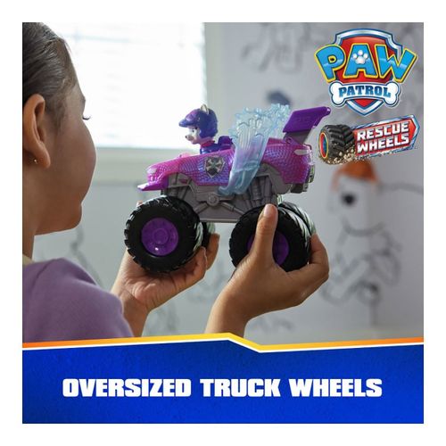 רכב ההצלה של רוקסי עם גלגלי ענק ודמות