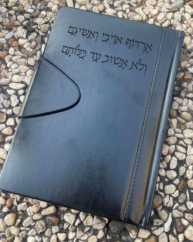 מחברת עסקים עם חריטה