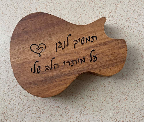מפרט לגיטרה עם חריטה אישית
