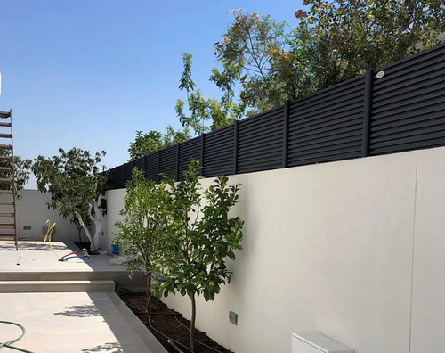 גדר אלומיניום הייטק משונן אטום לבניה עצמית