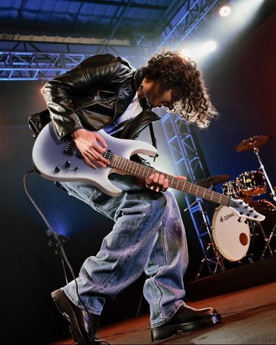 גיטרה חשמלית DMT-100 עם מוצרים נלווים Donner Solid Body Electric Guitar בצבע סגול לבן מבית DONNER