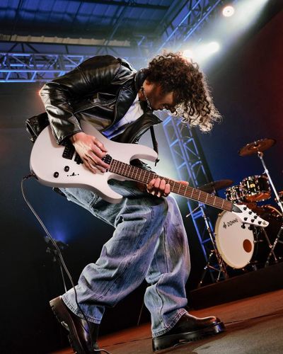 גיטרה חשמלית DMT-100 עם מוצרים נלווים Donner Solid Body Electric Guitar בצבע לבן מבית DONNER