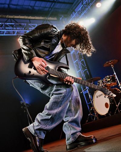 גיטרה חשמלית DMT-100 עם מוצרים נלווים Donner Solid Body Electric Guitar בצבע שחור לבן מבית DONNER