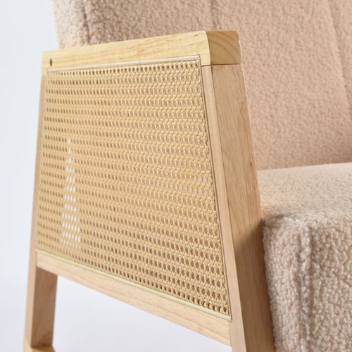 כורסת הנקה מתנדנדת ראטן עם הדום ובד בוקלה רך ונעים למגע - עץ טבעי / שמנת