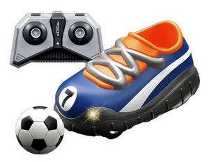 מכוניות מתנגשות על שלט נעלי כדורגל עם כדור ושער