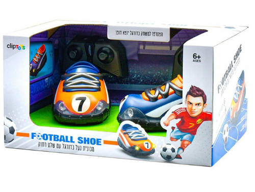 מכוניות מתנגשות על שלט נעלי כדורגל עם כדור ושער