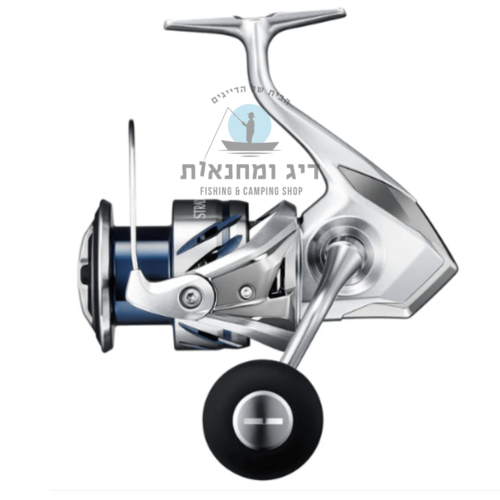 רולר דייג מסוג Shimano Stradic 5000 בצבע כסוף מטאלי עם עיטורים בכחול כהה, בעל עיצוב ארגונומי וגימור יוקרתי