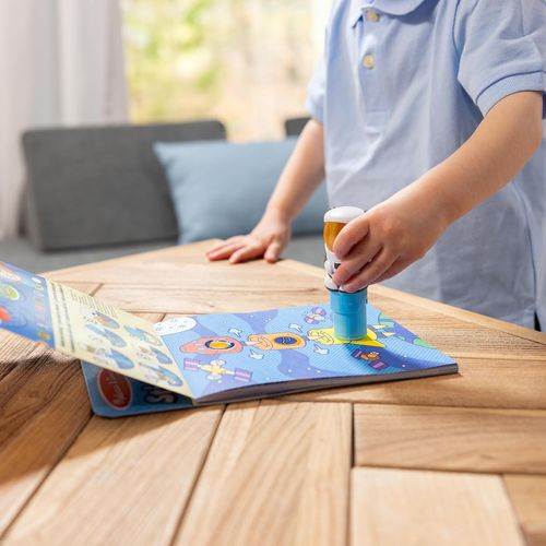 Sticker WOW! חוברת מדבקות 24 דפים עם מכשיר הדבקה אוטומטי ו 300 מדבקות - אסטרונאוט