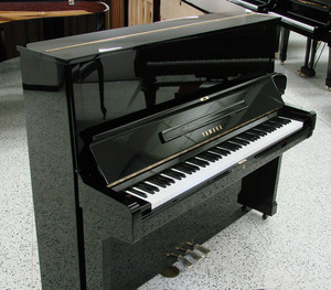 פסנתר YAMAHA שחור U2 כחדש