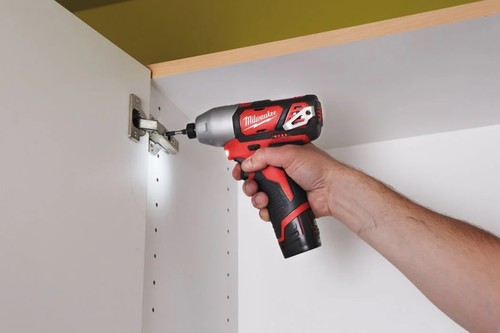 מברגת אימפקט 12V נטענת + 2 סוללות 2Ah מטען ומזוודת נשיאה