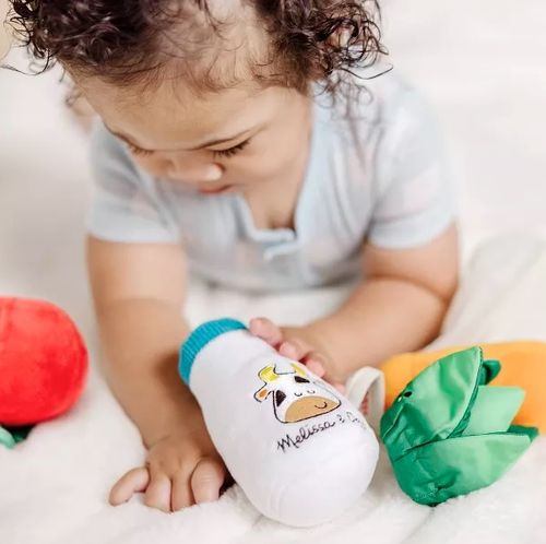 סל שוק מבד עם 3 ירקות ובקבוק חלב רכים