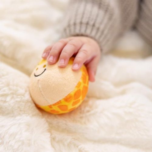 תיק משחק ואחסון עם השחלה וכדור ג'ירפה רך ומרשרש