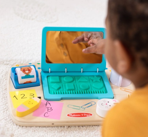 לוח פעילות עבודה ומשחק שולחני מעץ מלא עם ידית נשיאה ומגוון פעילויות